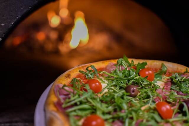 Mikä tekee pizzauunista erinomaisen? Ominaisuudet, joita et halua unohtaa