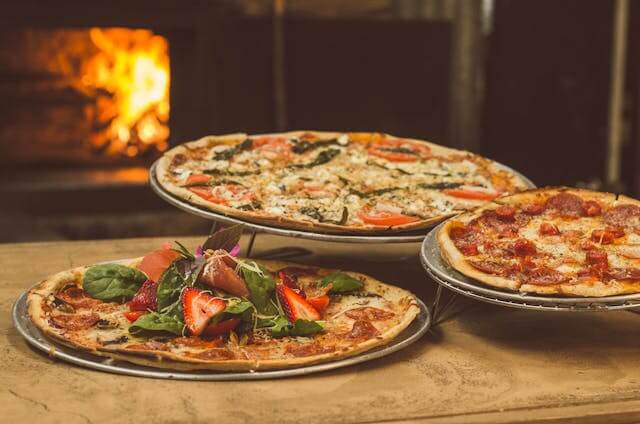 pizzan teko pizzauunissa