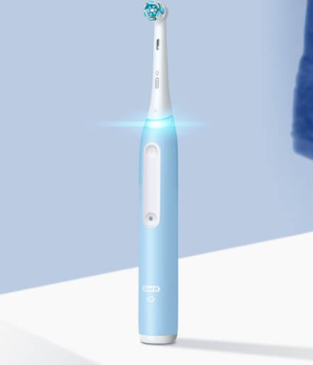 Oral-B iO Series 3 sähköhammasharja seisomassa pystyasennossa