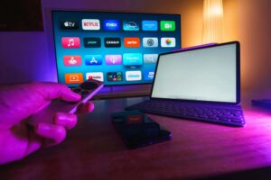 Moderni olohuone, jossa suuri AI-televisio ja digitaaliset laitteet